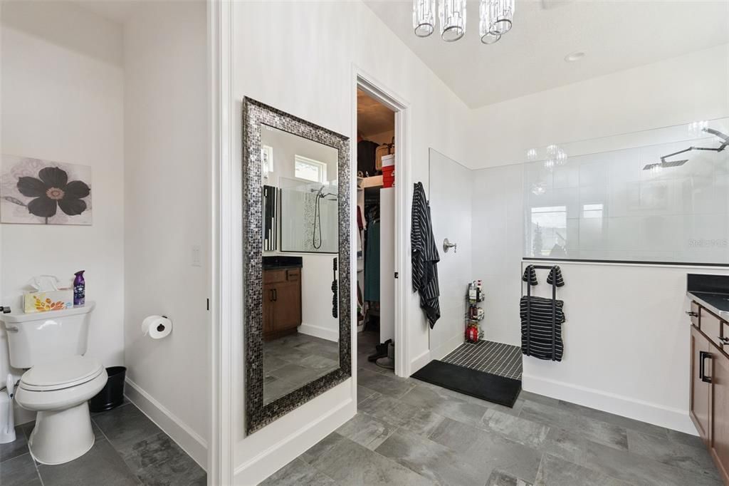 En Venta: $899,900 (4 camas, 3 baños, 2568 Pies cuadrados)