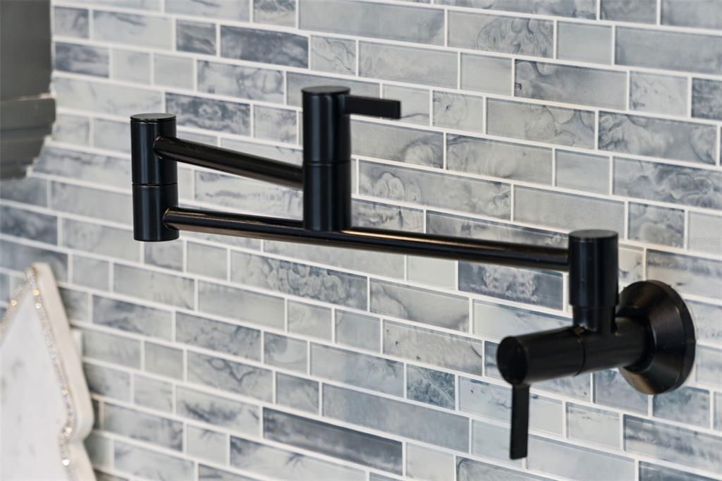 En Venta: $899,900 (4 camas, 3 baños, 2568 Pies cuadrados)