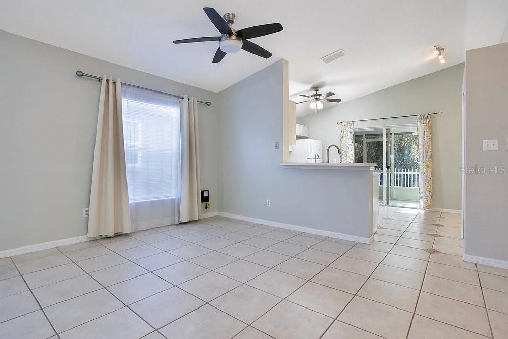 待售: $319,900 (4 贝兹, 2 浴室, 1356 平方英尺)