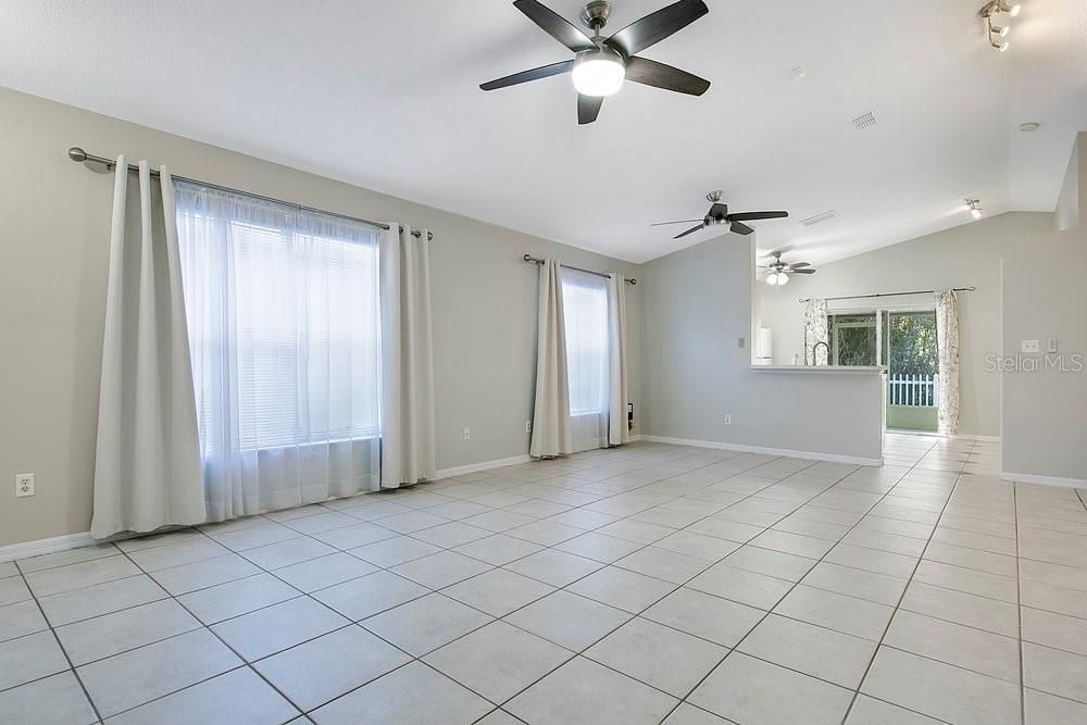 待售: $319,900 (4 贝兹, 2 浴室, 1356 平方英尺)