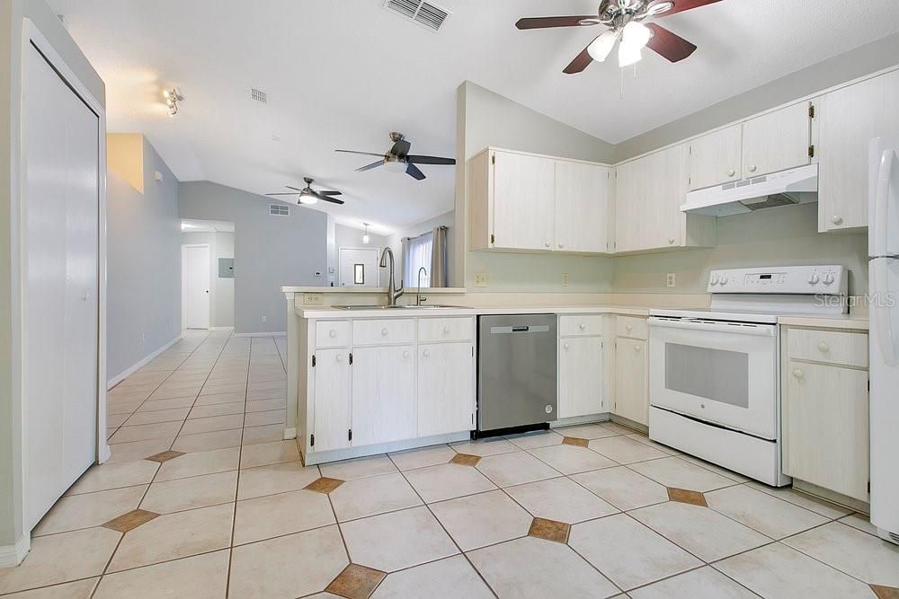 待售: $319,900 (4 贝兹, 2 浴室, 1356 平方英尺)