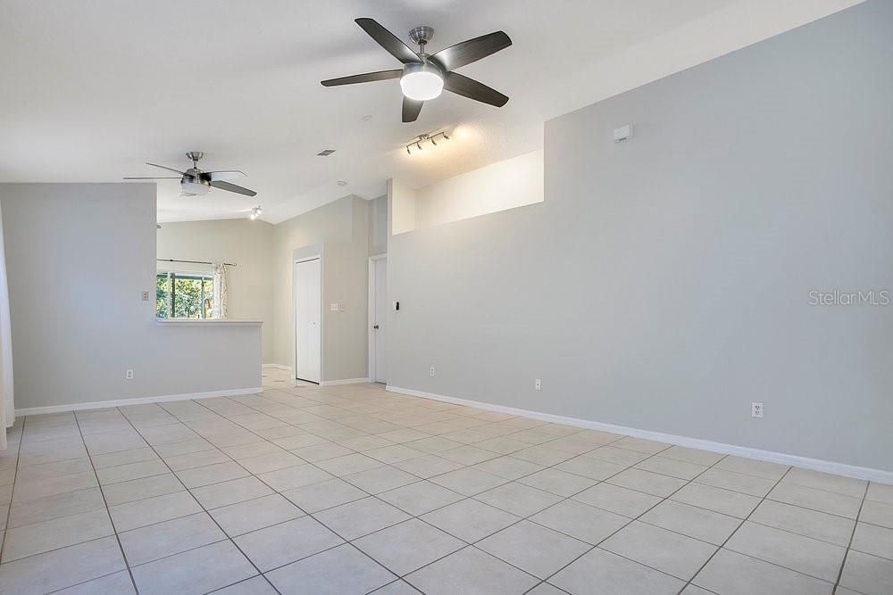 待售: $319,900 (4 贝兹, 2 浴室, 1356 平方英尺)