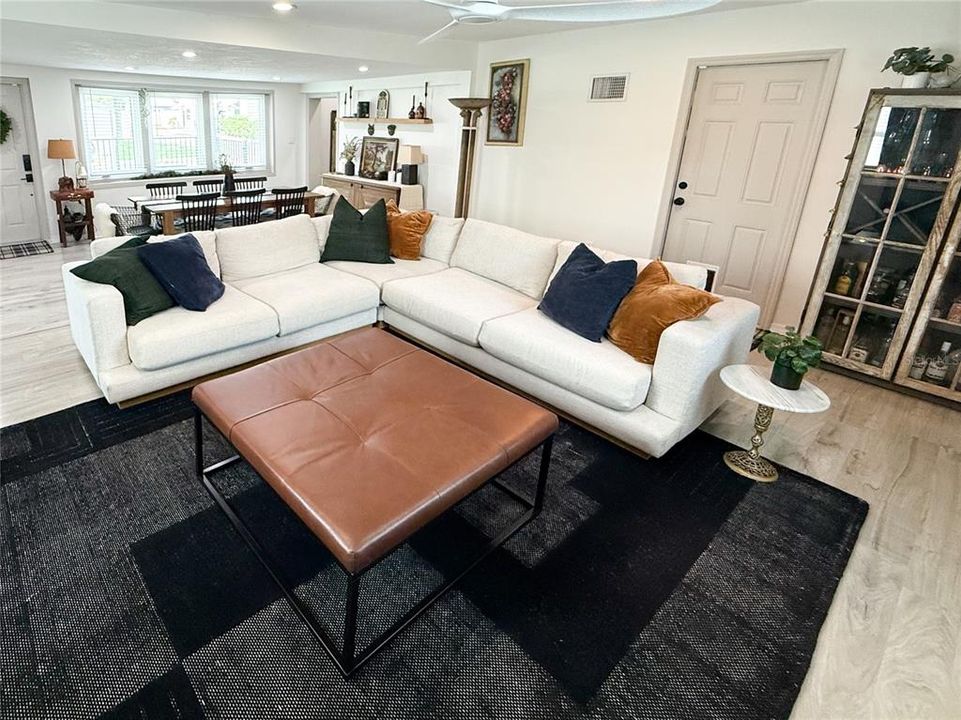 En Venta: $650,000 (3 camas, 3 baños, 1924 Pies cuadrados)