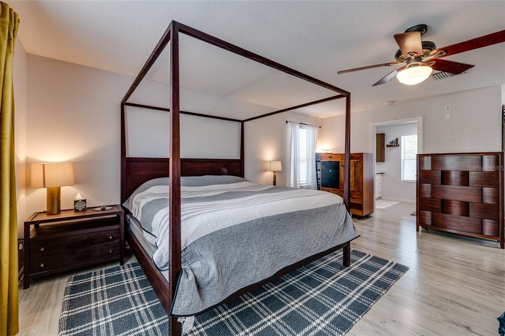 En Venta: $650,000 (3 camas, 3 baños, 1924 Pies cuadrados)