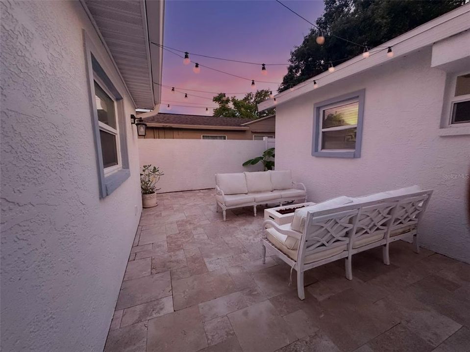 En Venta: $650,000 (3 camas, 3 baños, 1924 Pies cuadrados)