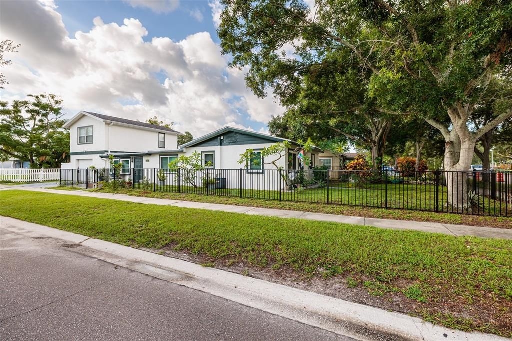 En Venta: $650,000 (3 camas, 3 baños, 1924 Pies cuadrados)