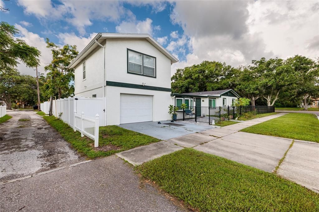 En Venta: $650,000 (3 camas, 3 baños, 1924 Pies cuadrados)