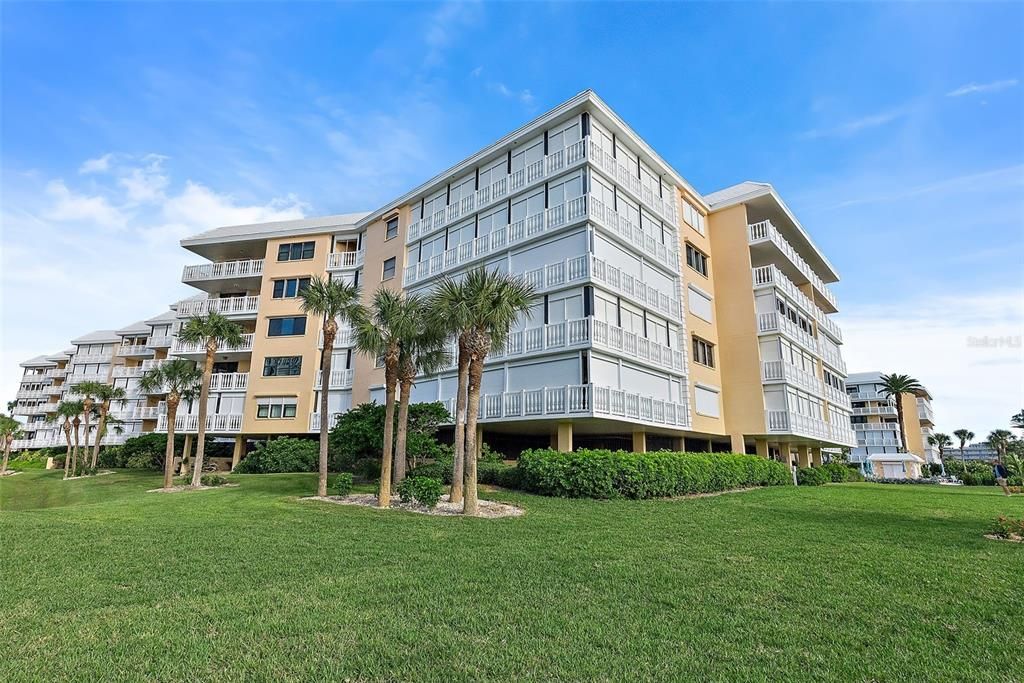 合同活跃: $707,000 (2 贝兹, 2 浴室, 1470 平方英尺)