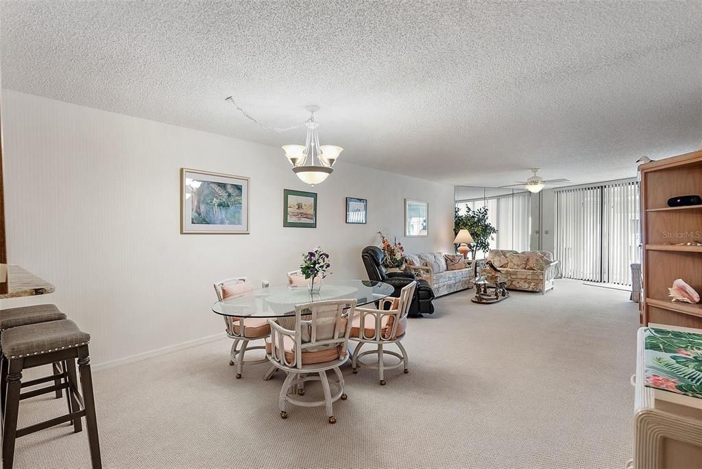 合同活跃: $707,000 (2 贝兹, 2 浴室, 1470 平方英尺)