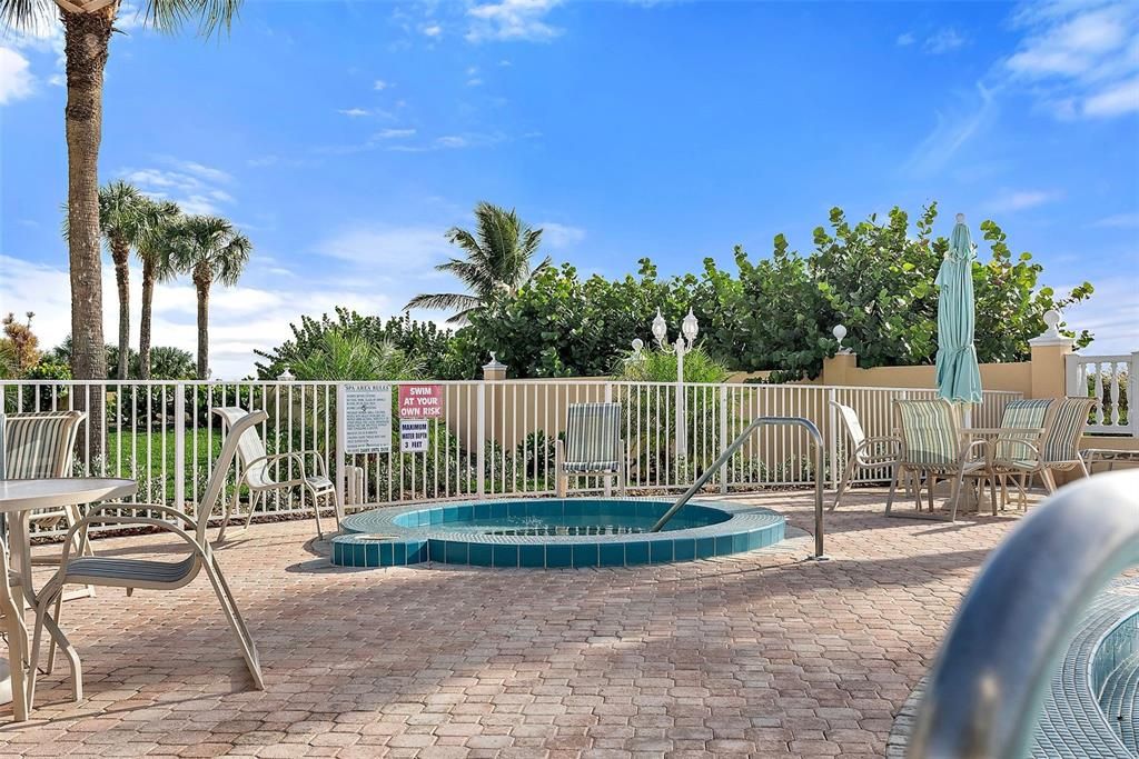 合同活跃: $707,000 (2 贝兹, 2 浴室, 1470 平方英尺)