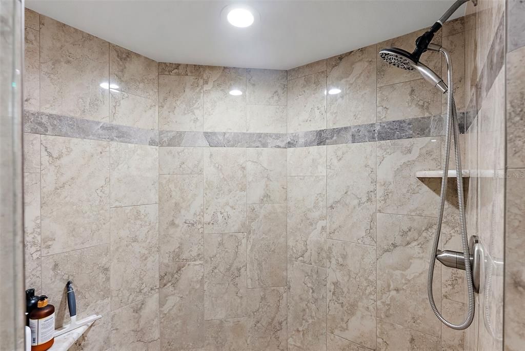 合同活跃: $707,000 (2 贝兹, 2 浴室, 1470 平方英尺)