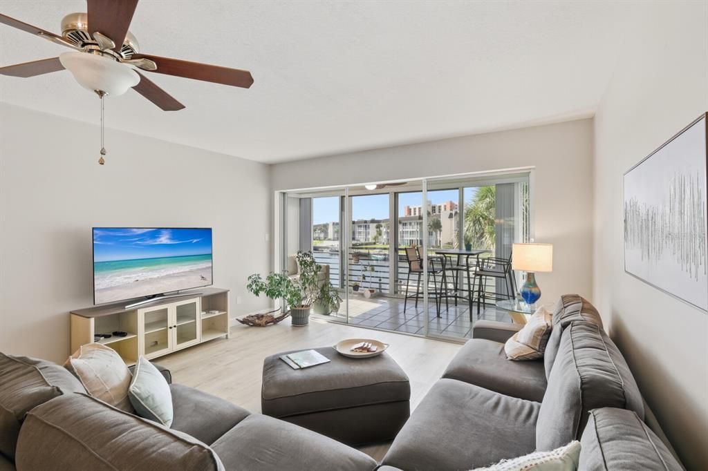 For Sale: $549,000 (2 beds, 2 baths, 1152 Square Feet)