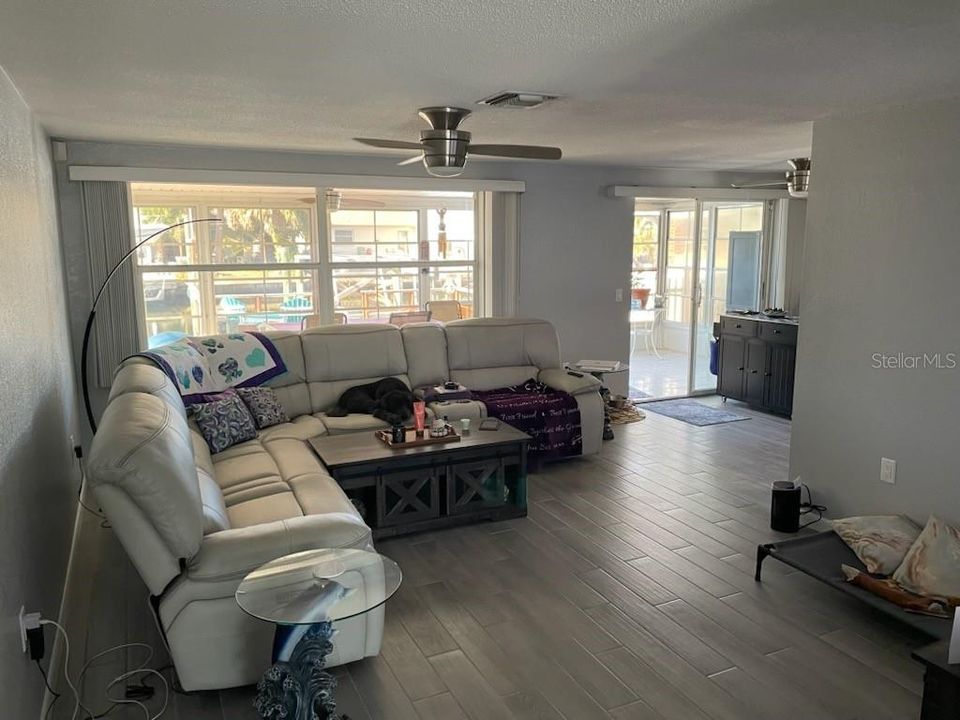 For Sale: $425,000 (2 beds, 2 baths, 1354 Square Feet)