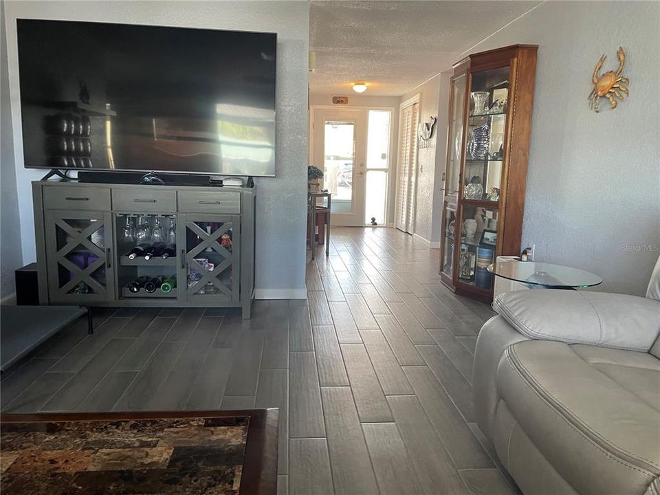 For Sale: $425,000 (2 beds, 2 baths, 1354 Square Feet)