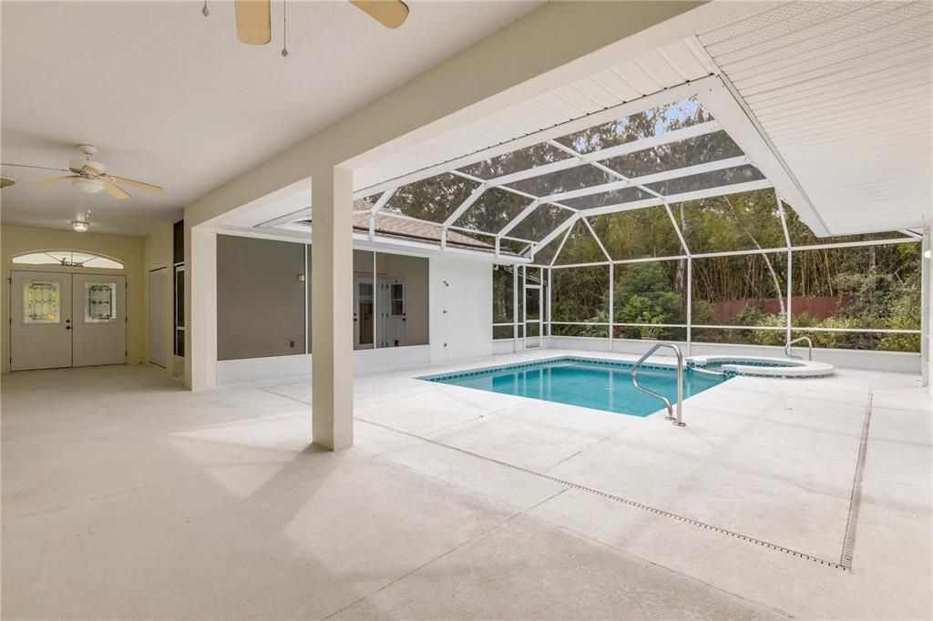 合同活跃: $599,000 (3 贝兹, 3 浴室, 2270 平方英尺)