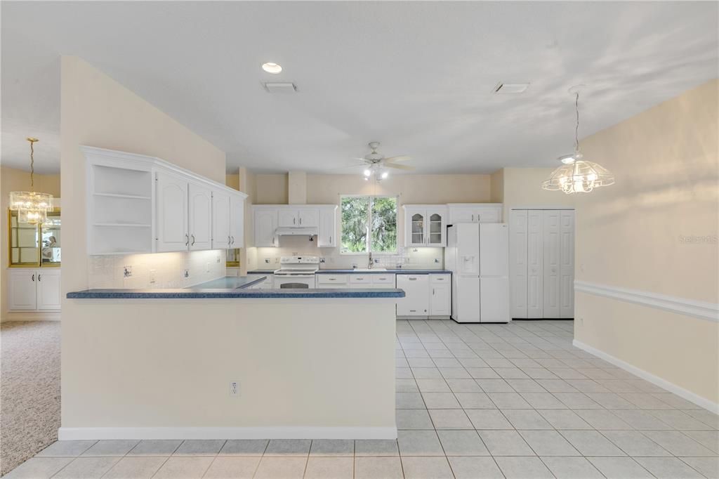 合同活跃: $599,000 (3 贝兹, 3 浴室, 2270 平方英尺)