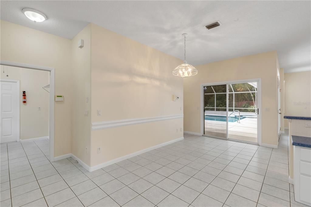 合同活跃: $599,000 (3 贝兹, 3 浴室, 2270 平方英尺)