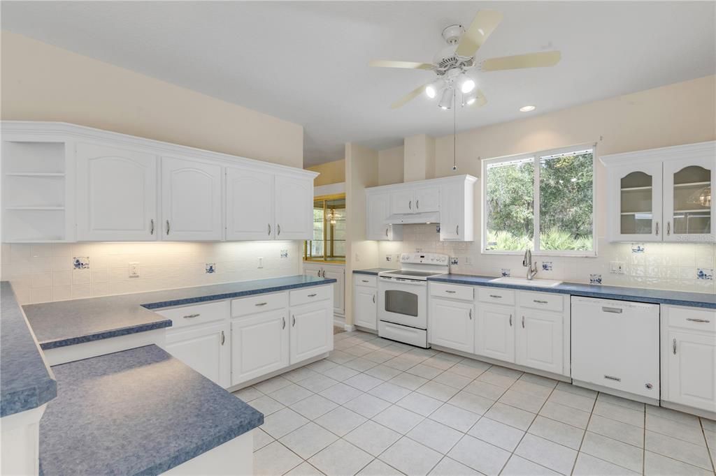 合同活跃: $599,000 (3 贝兹, 3 浴室, 2270 平方英尺)