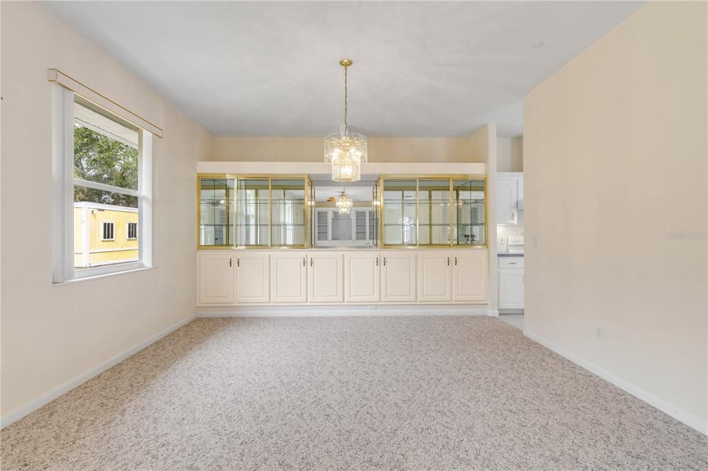 合同活跃: $599,000 (3 贝兹, 3 浴室, 2270 平方英尺)