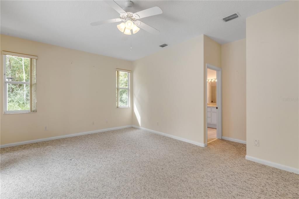 合同活跃: $599,000 (3 贝兹, 3 浴室, 2270 平方英尺)