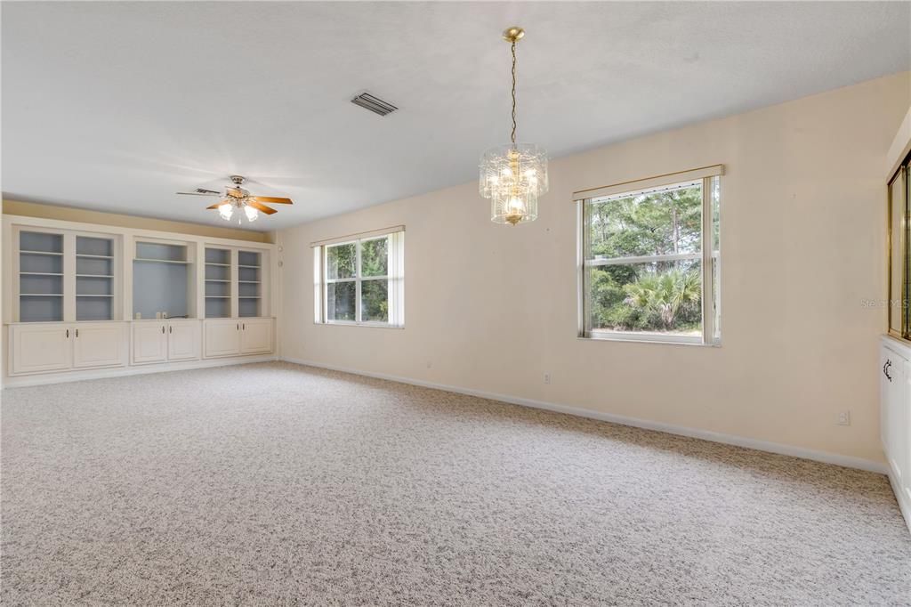 合同活跃: $599,000 (3 贝兹, 3 浴室, 2270 平方英尺)