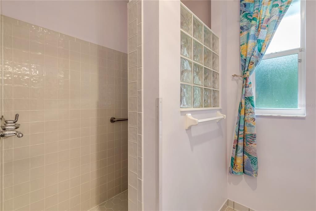 合同活跃: $599,000 (3 贝兹, 3 浴室, 2270 平方英尺)