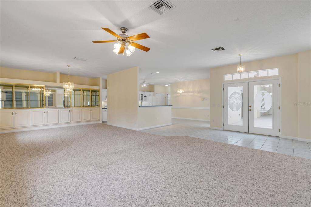 合同活跃: $599,000 (3 贝兹, 3 浴室, 2270 平方英尺)