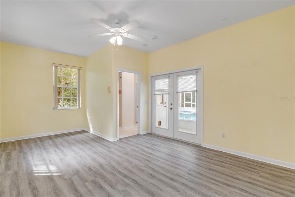 合同活跃: $599,000 (3 贝兹, 3 浴室, 2270 平方英尺)