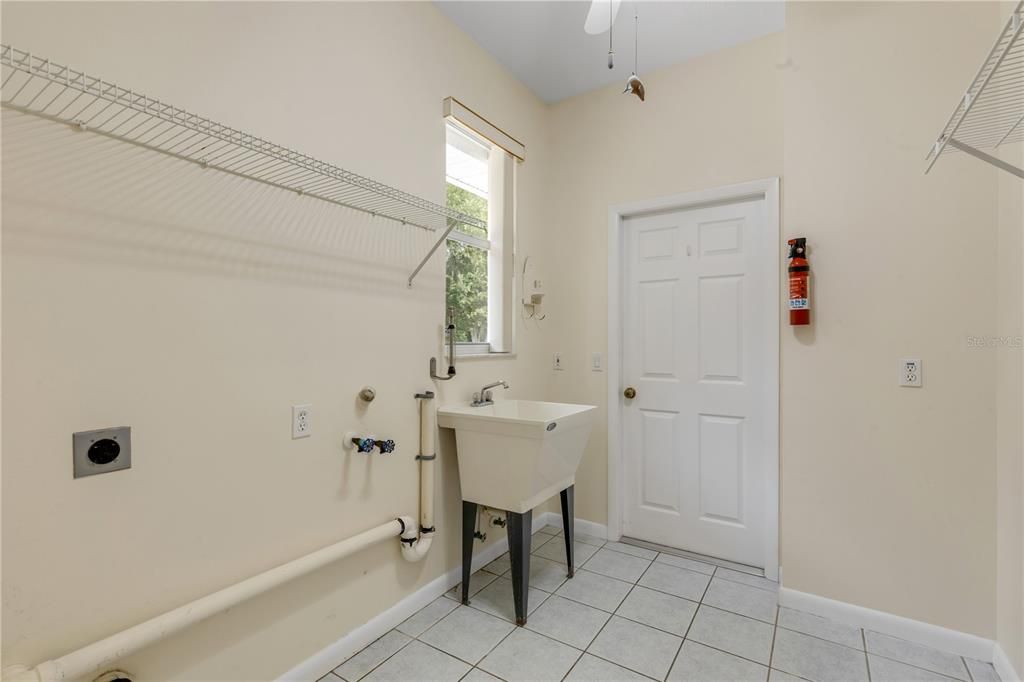 合同活跃: $599,000 (3 贝兹, 3 浴室, 2270 平方英尺)