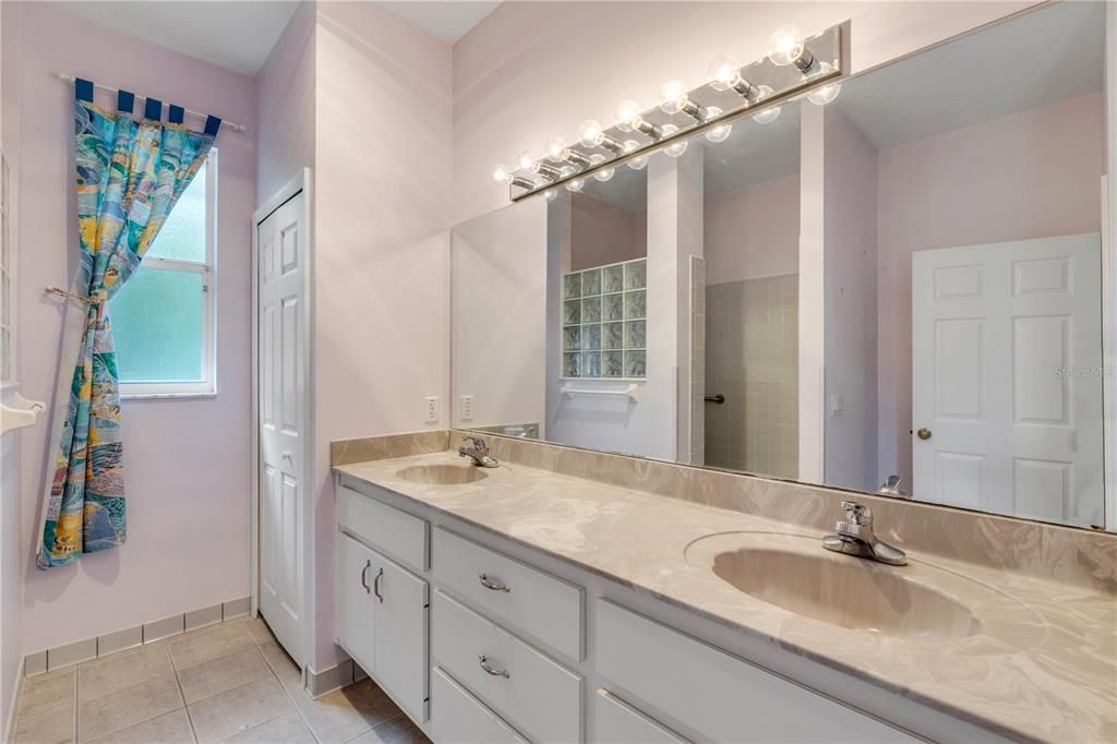 合同活跃: $599,000 (3 贝兹, 3 浴室, 2270 平方英尺)