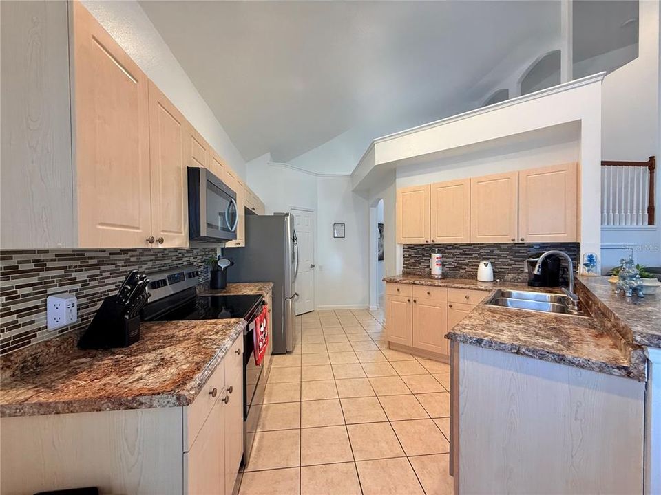 For Sale: $585,000 (5 beds, 3 baths, 2255 Square Feet)