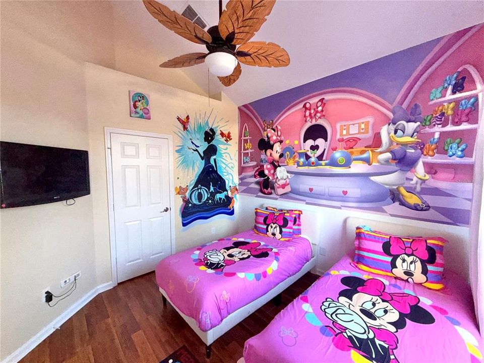 For Sale: $585,000 (5 beds, 3 baths, 2255 Square Feet)