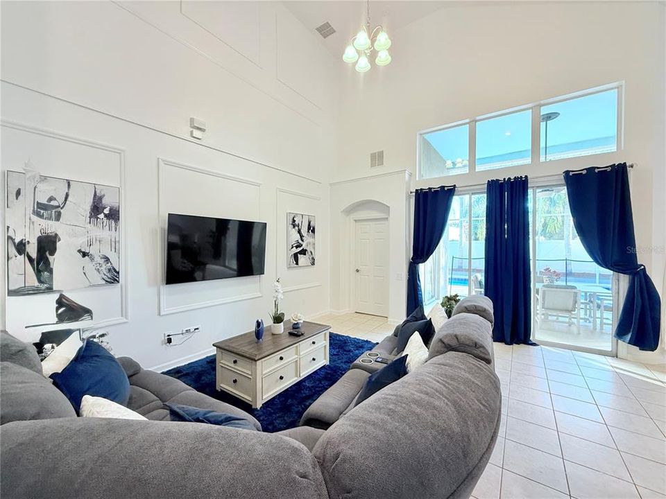 For Sale: $585,000 (5 beds, 3 baths, 2255 Square Feet)