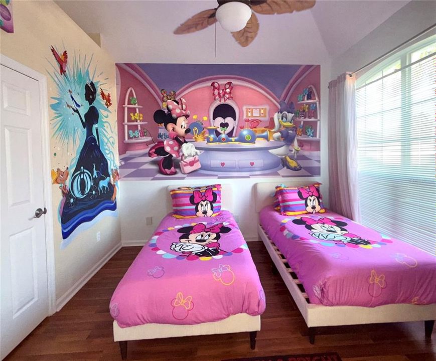 For Sale: $585,000 (5 beds, 3 baths, 2255 Square Feet)