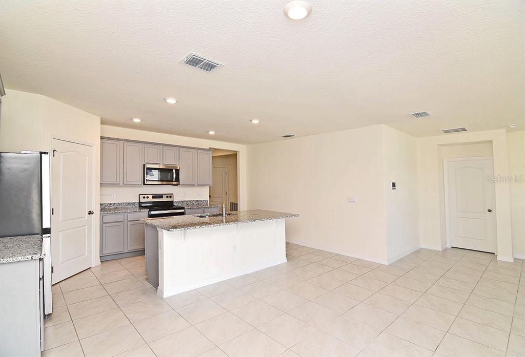 For Rent: $2,390 (4 beds, 2 baths, 1846 Square Feet)