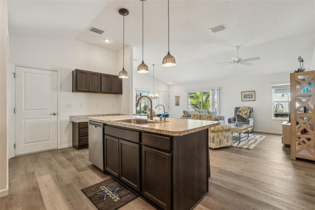 For Sale: $300,000 (2 beds, 2 baths, 1227 Square Feet)