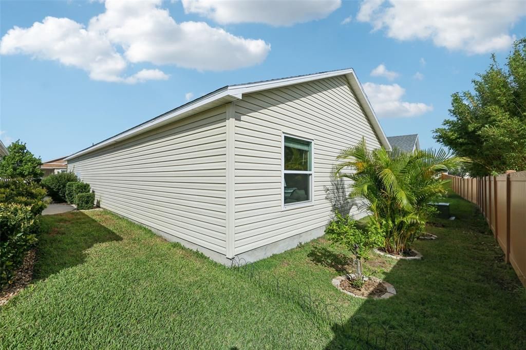 For Sale: $300,000 (2 beds, 2 baths, 1227 Square Feet)