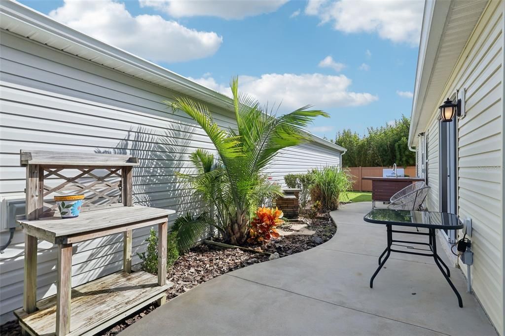 For Sale: $300,000 (2 beds, 2 baths, 1227 Square Feet)