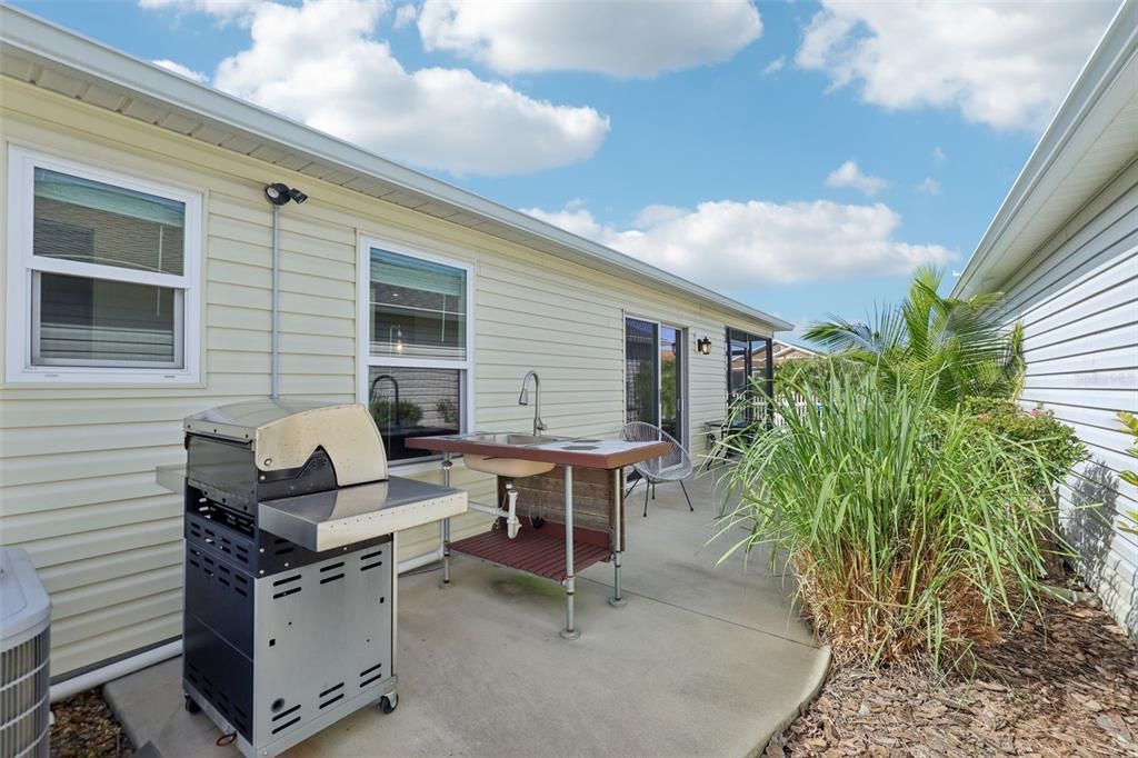 For Sale: $300,000 (2 beds, 2 baths, 1227 Square Feet)