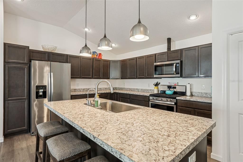 For Sale: $300,000 (2 beds, 2 baths, 1227 Square Feet)