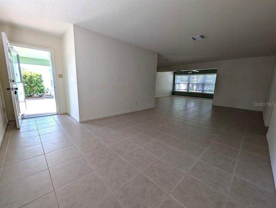 Под контрактом: $224,000 (2 спален, 2 ванн, 1340 Квадратных фут)