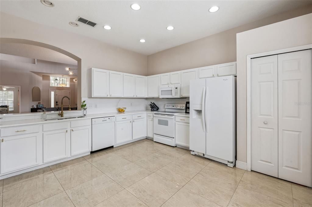 待售: $625,000 (4 贝兹, 2 浴室, 2434 平方英尺)