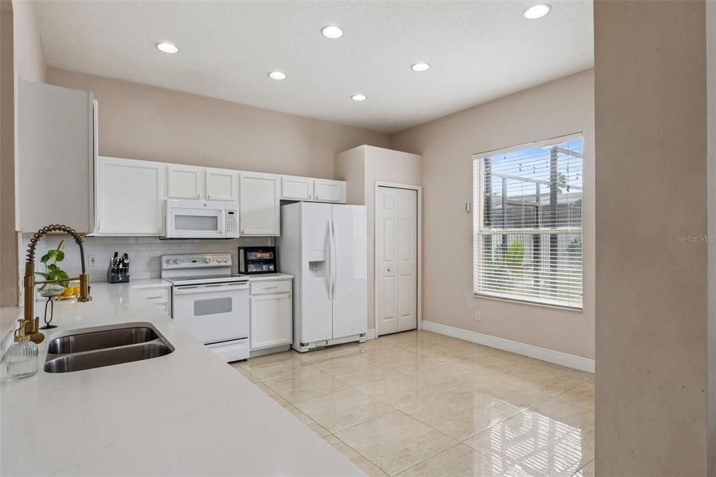 待售: $625,000 (4 贝兹, 2 浴室, 2434 平方英尺)