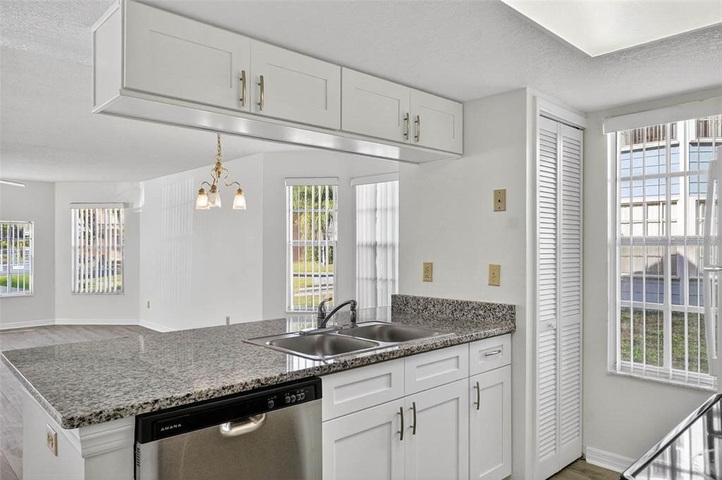 На продажу: $230,000 (3 спален, 2 ванн, 1350 Квадратных фут)