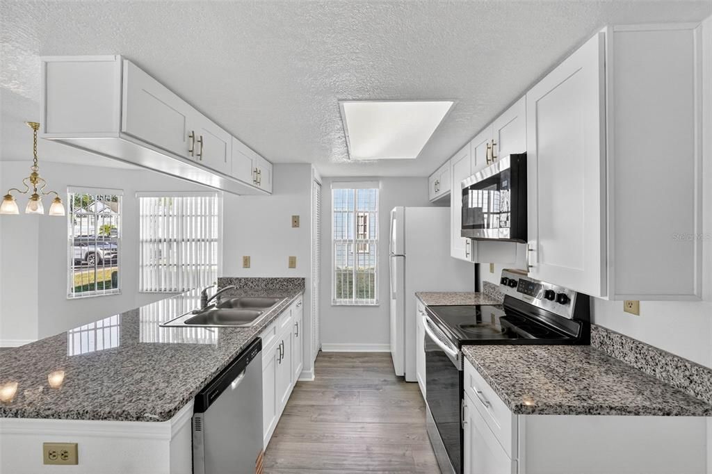 На продажу: $230,000 (3 спален, 2 ванн, 1350 Квадратных фут)