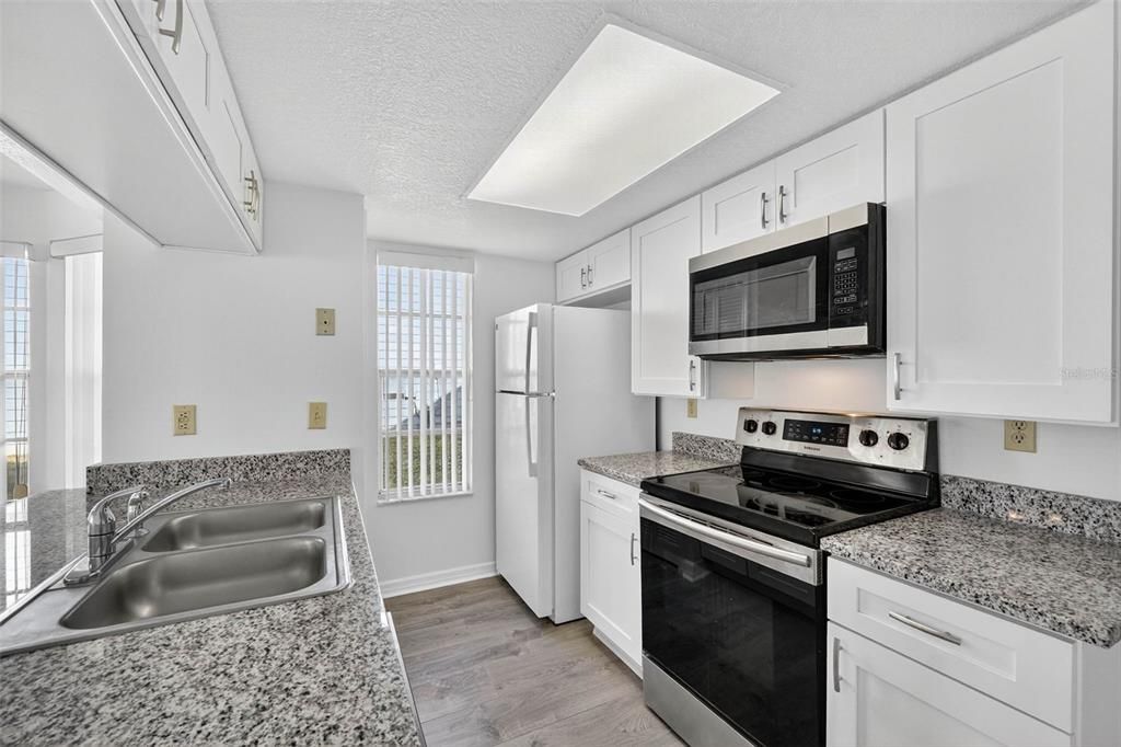 На продажу: $230,000 (3 спален, 2 ванн, 1350 Квадратных фут)