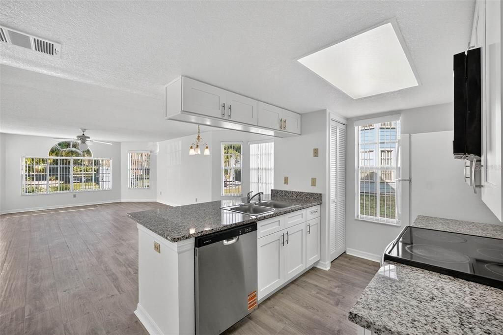 На продажу: $230,000 (3 спален, 2 ванн, 1350 Квадратных фут)