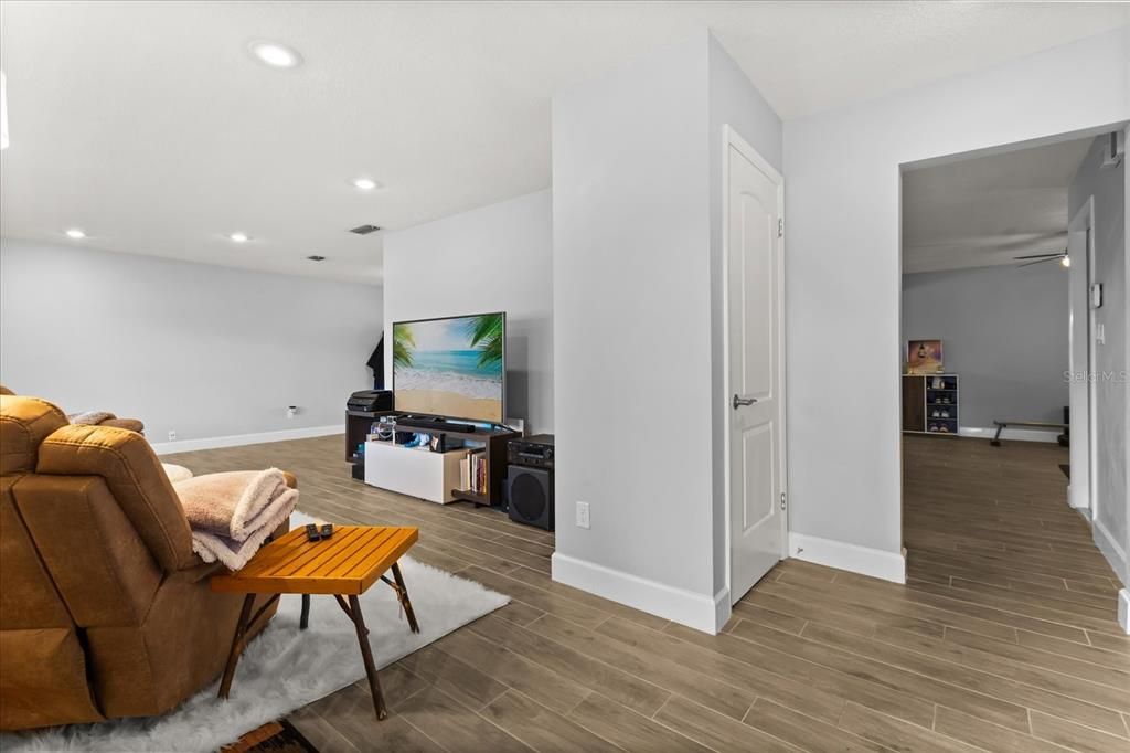 En Venta: $650,000 (4 camas, 2 baños, 2126 Pies cuadrados)