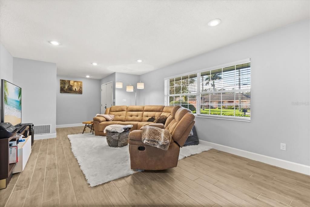 En Venta: $650,000 (4 camas, 2 baños, 2126 Pies cuadrados)