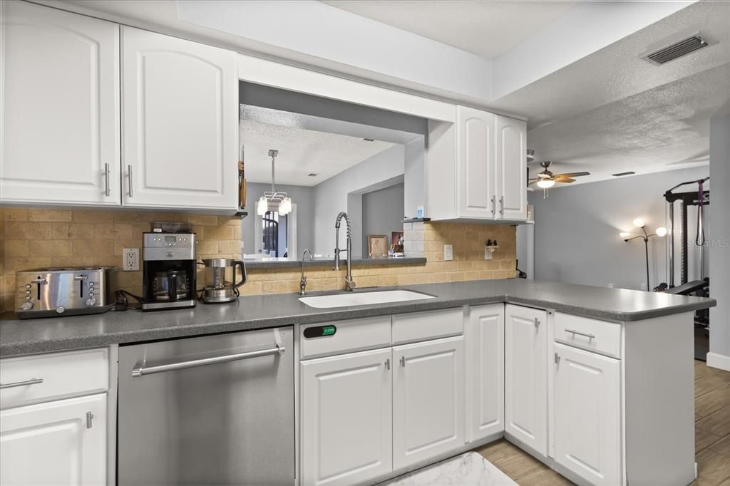 En Venta: $650,000 (4 camas, 2 baños, 2126 Pies cuadrados)